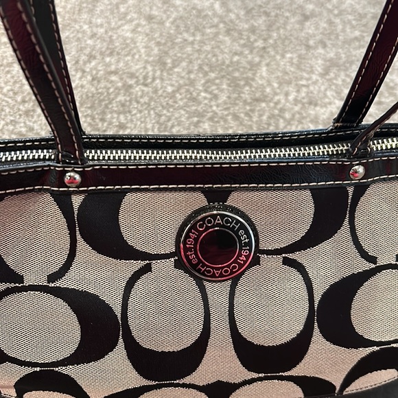 Coach signature jacquard logo stripe handbag purse. Black beige. Patent detail. - Picture 6 of 12